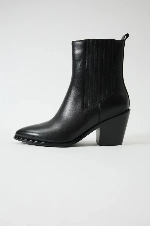 Tessa Black   Apphia Red