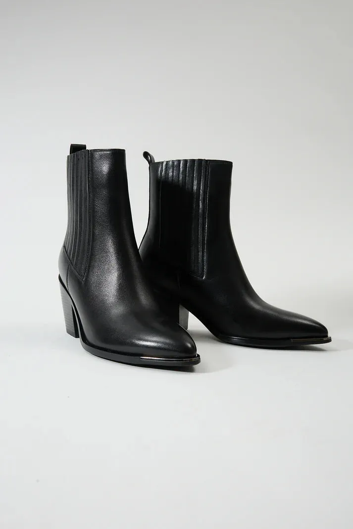 Tessa Black   Apphia Red